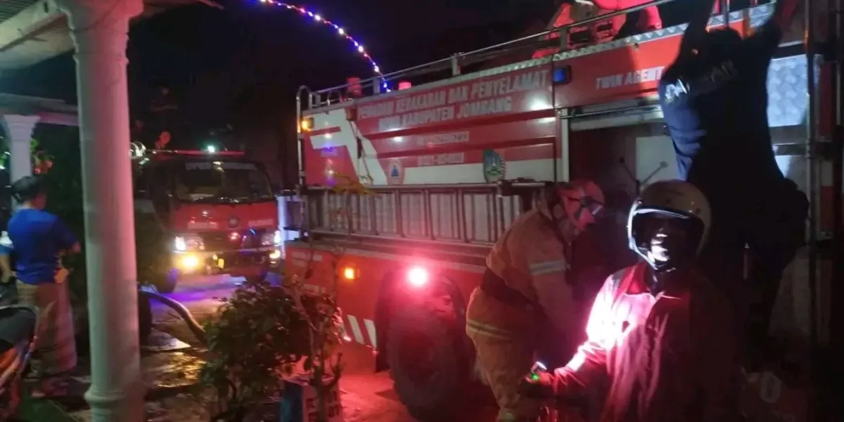 Diduga Korsleting Listrik, Gubug dan Gudang Usaha di Bareng Jombang Ludes Terbakar (BPBD Jombang)