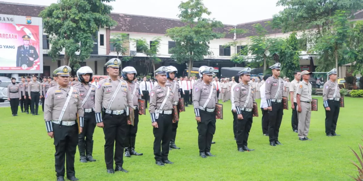 Kapolres Jombang, AKBP Ardi Kurniawan memberikan penghargaan kepada 15 personel berprestasi  (Humas Polres Jombang)
