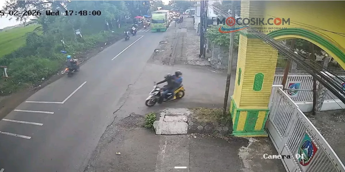 Aksi dua orang pelaku perampokan bersenjata parang di Sumobito, Jombang yang terekam CCTV (dok.istimewa)