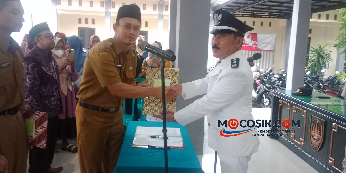 Kepala Desa Karobelah, Kecamatan Mojoagung, Jombang Sholahuddin melantik Kaur Tata Usaha dan Umum serta Kepala Dusun Karobelah 3 (Rudiyanto)