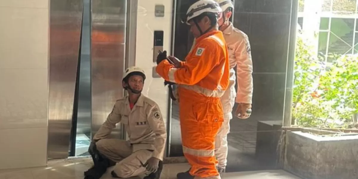 BPBD Jombang melalui URC Pusdalops PB berhasil mengevakuasi dua warga yang terjebak lift di Pondok Pesantren Darul Ulum Rejoso, Peterongan (BPBD Jombang)