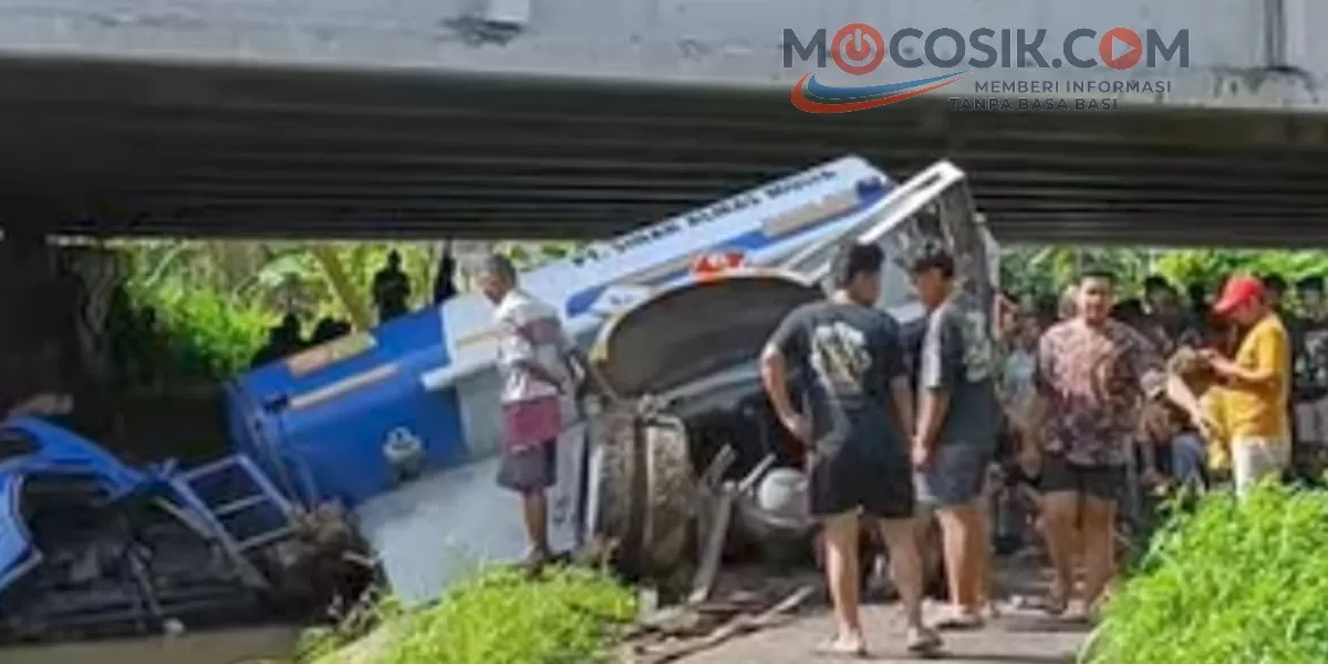 Truk tangki bermuatan 8.000 liter solar terjun ke Sungai Pageruyung, Mojokerto (dok.istimewa)