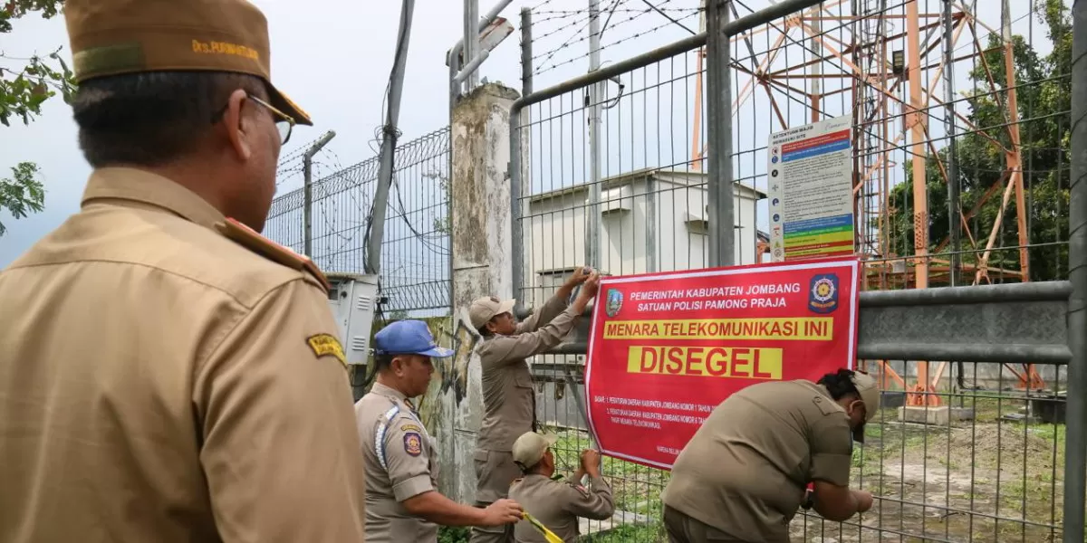 Pemkab Jombang menyegel tower BTS yang belum memiliki Sertifikat Laik Fungsi (SLF) (Dinas Kominfo Jombang)