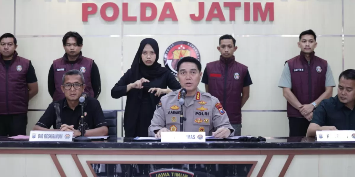 Ditreskrimum Polda Jawa Timur mengungkap kasus penjualan bubuk petasan ilegal di Jalan Raya Menanggal, Surabaya (Humas Polda Jatim)