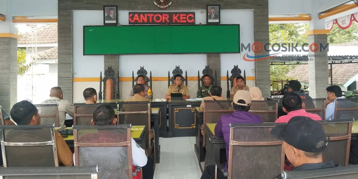 Camat Wonosalam menggelar rapat lintas sektoral bersama DLH, CDK Nganjuk, Tahura, Perhutani, dan KTH guna merespons dugaan kerusakan hutan (dok.istimewa)