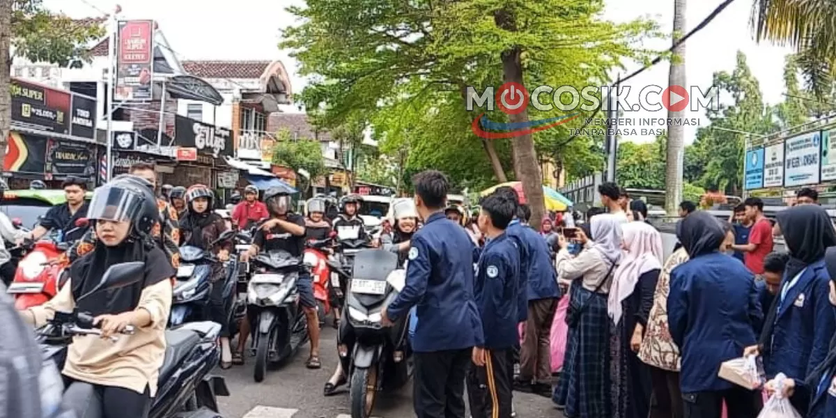 Siswa SMP Negeri 1 Jombang membagikan 700 paket takjil gratis kepada pengendara (dok.istimewa)
