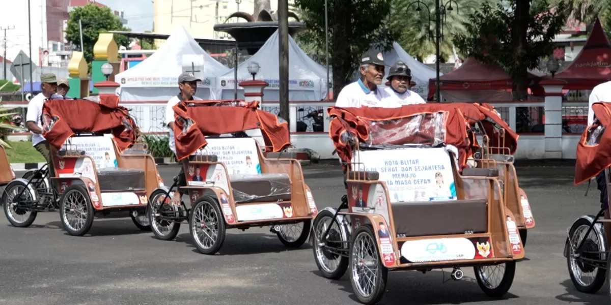 Yanu Aryanto asal Blitar mendapat bantuan becak listrik dari Prabowo (Promedia Teknologi Indonesia)