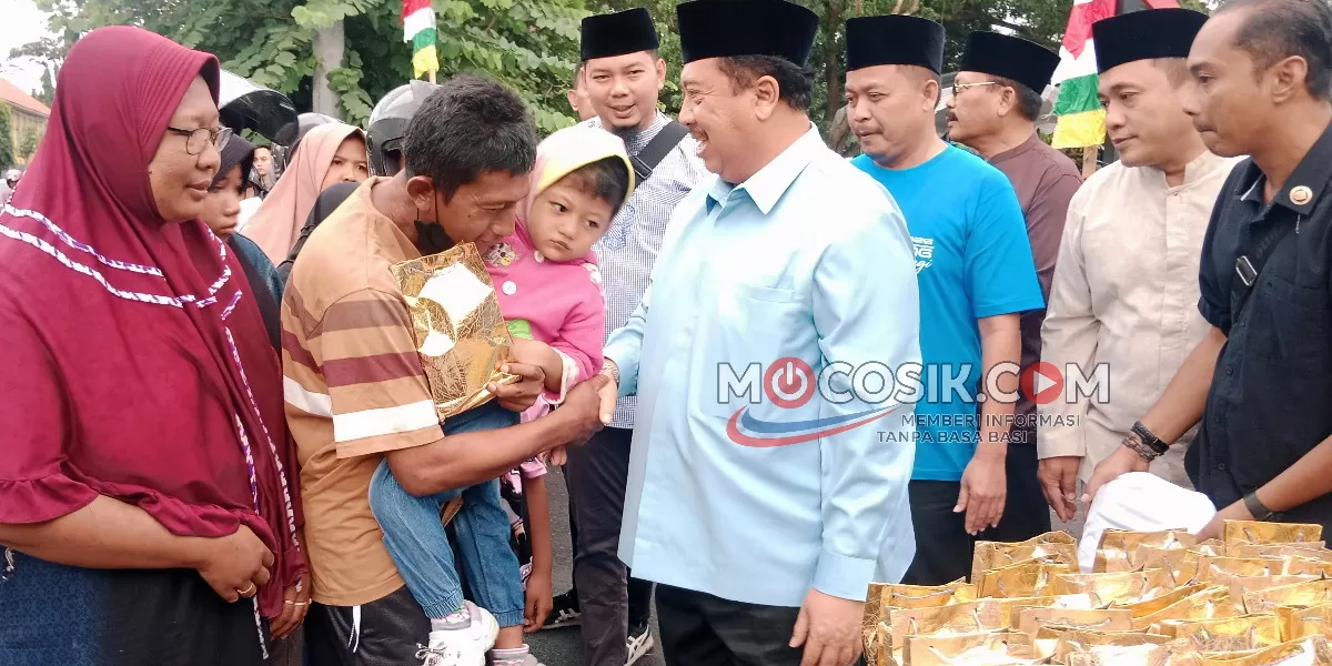 Bupati Jombang Warsubi saat membagikan takjil kepada pengendara (Rudiyanto)