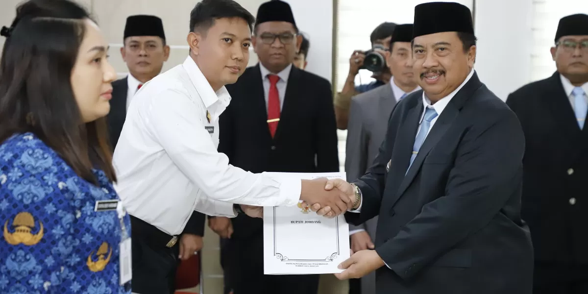Bupati Warsubi Serahkan SK CPNS dan Ambil Sumpah 23 PNS Baru di Pendopo Jombang (dok.istimewa)
