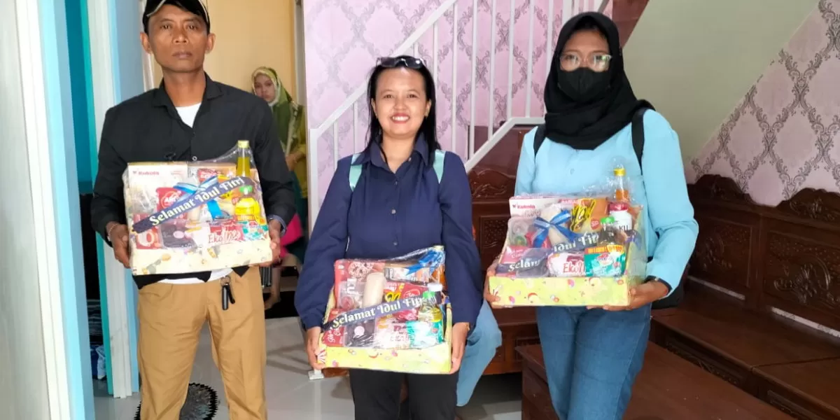 Wartawan Jombang saat menerima bingkisan lebaran dari Gus Sentot (Rudiyanto)