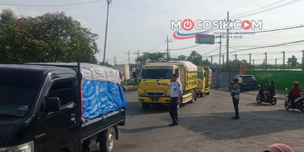 Dishub Jombang menindaklanjuti pengaduan masyarakat terkait kemacetan yang kerap terjadi di kawasan persimpangan Embong Miring Denanyar (Rudiyanto)