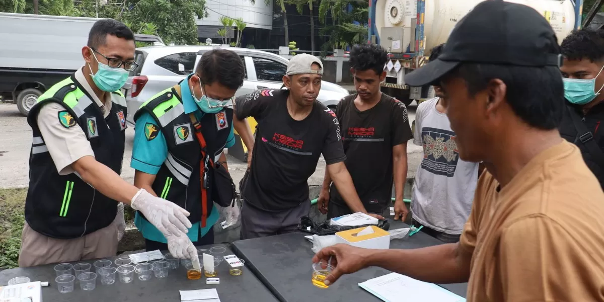 Polres Pelabuhan Tanjung Perak melakukan tes urine pada 43 sopir truk dan bus di Pelabuhan Jamrud Surabaya (Humas Polres Pelabuhan Tanjung Perak)