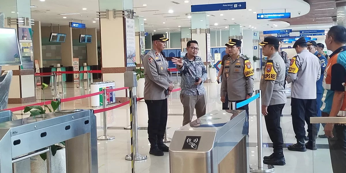 Polda Jatim cek kesiapan Pos Terpadu Operasi Ketupat Semeru 2026 di Pelabuhan Tanjung Perak Surabaya jelang lonjakan pemudik Lebaran (Humas Polda Jatim)