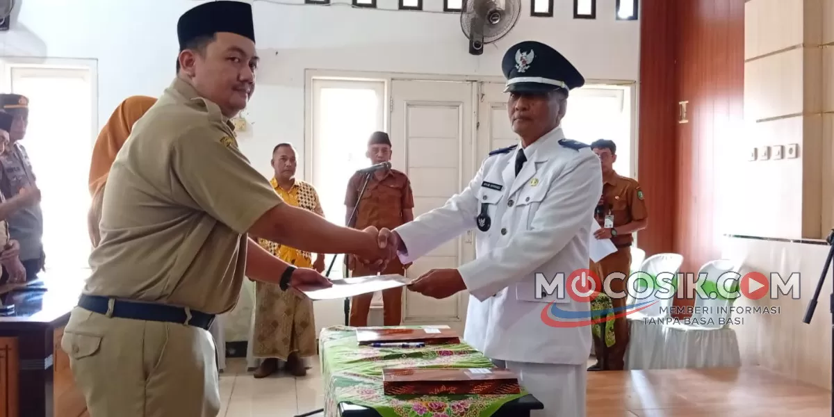 Kades Denanyar Ayub Efendi melantik dua perangkat desa baru, Puguh Samudra Aji Krisna dan Ainurfatimatuz Zuhriah (Rudiyanto)