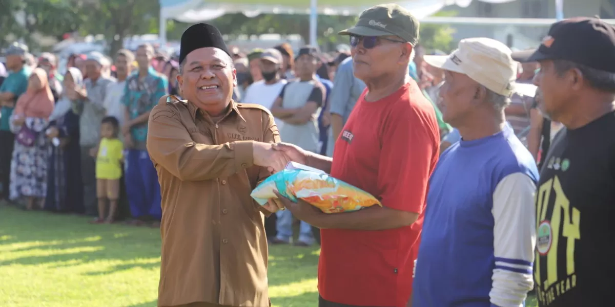 Penyerahan bantuan secara simbolis dilakukan oleh Wakil Bupati Jombang Salmanudin S.Ag., M.Pd (dok.istimewa)
