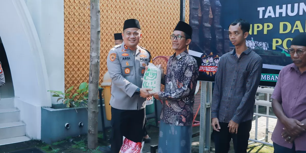 Polres Jombang menyalurkan zakat fitrah kepada masyarakat yang membutuhkan (Humas Polres Jombang)