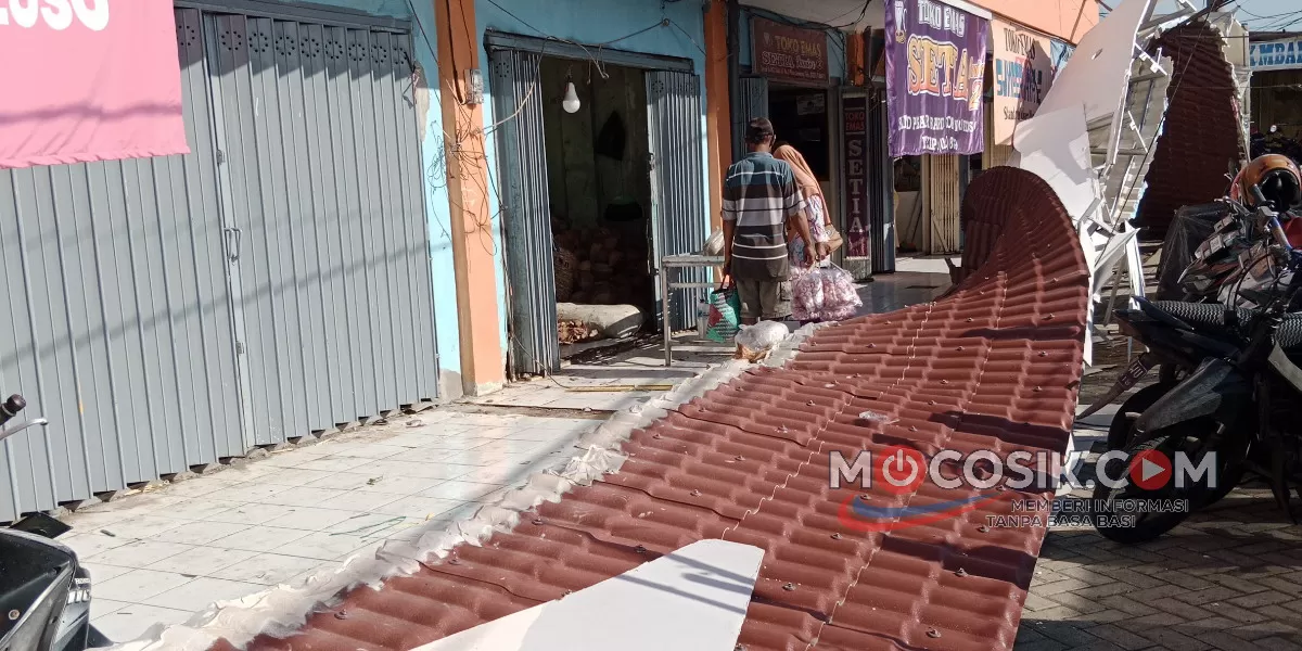 Potret atap Pasar Ploso Jombang yang ambruk (Rudiyanto)