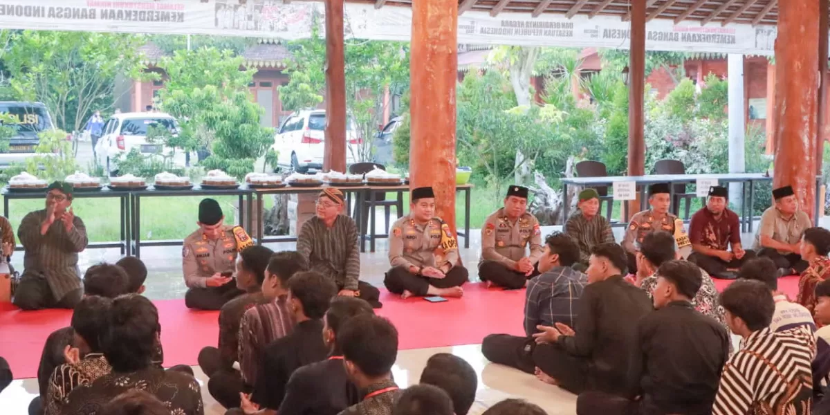 Polres Jombang gelar Binlat pendidikan jati diri bangsa bagi 100 pelajar SMA/SMK di Situs Ndalem Pojok Soekarno Kediri (Humas Polres Kediri)