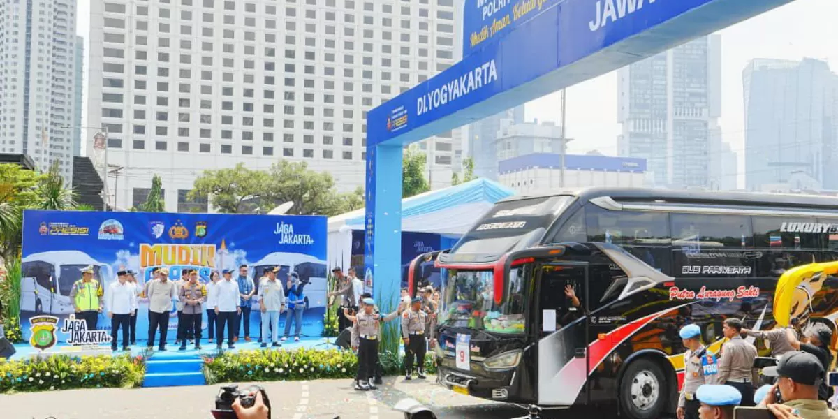 Kapolri melepas 80 bus Mudik Gratis Polri Presisi dari Polda Metro Jaya yang mengangkut 4.009 pemudik menuju Jawa Tengah dan DIY (Divisi Humas Polri)
