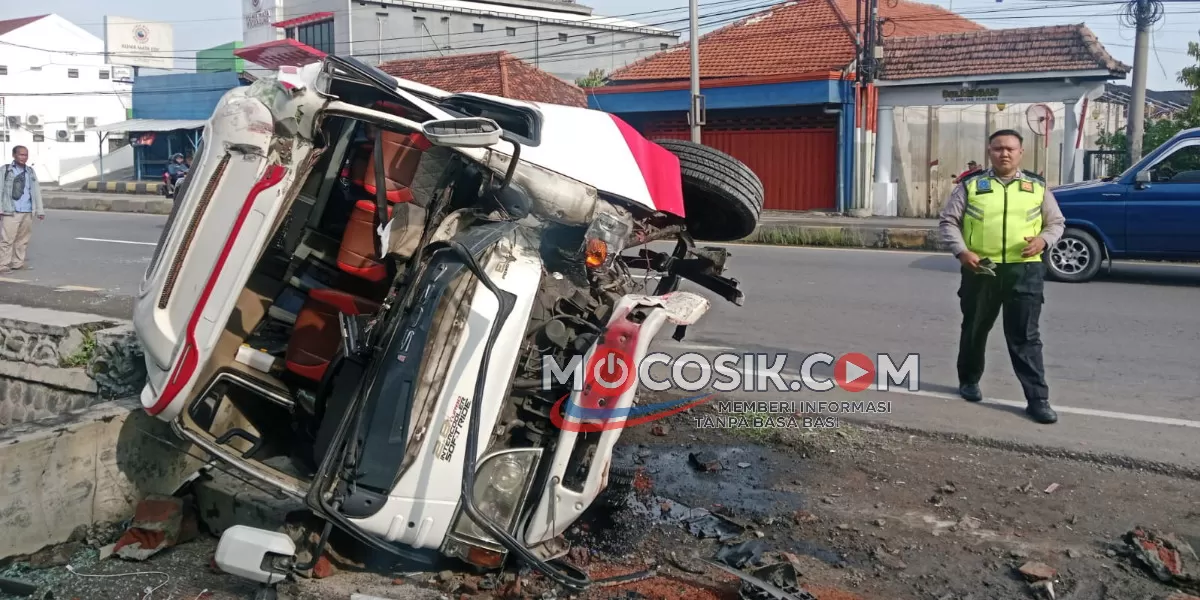 Minibus mengalami laka tunggal hingga naik trotoar di Jalan Raya Miagan Mojoagung, Jombang (dok.istimewa)