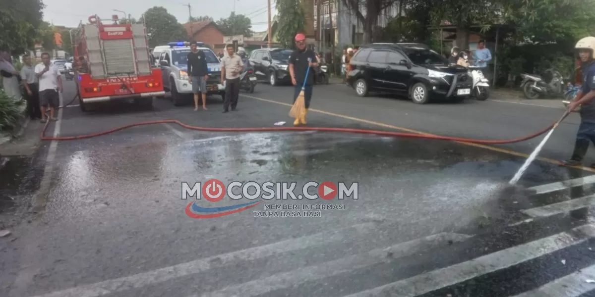 BPBD Jombang sigap turun tangan bersihkan tumpahan oli di Jalan Denanyar (dok.istimewa)