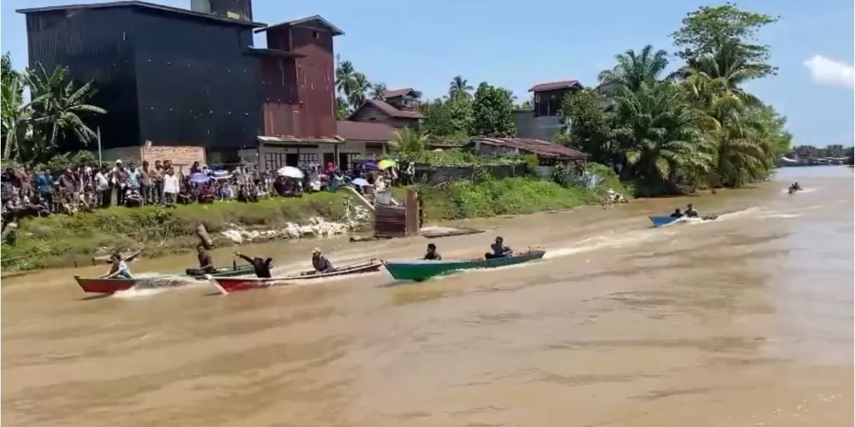 Empat bulan pascabencana, wisatawan domestik memadati Pelabuhan Ulee Lheue, Banda Aceh, untuk memeriahkan Idulfitri 1 Syawal 1447 Hijriah (Promedia Teknologi Indonesia)