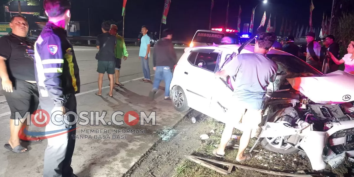 Kecelakaan mobil Ayla dan truk box terjadi dini hari di Jalan Raya Jatipelem, Diwek, Jombang (dok.istimewa)