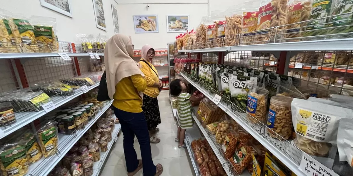 toko oleh-oleh pun mengalami lonjakan pengunjung, bahkan hingga beberapa kali lipat dibanding hari-hari normal (Promedia Teknologi Indonesia)