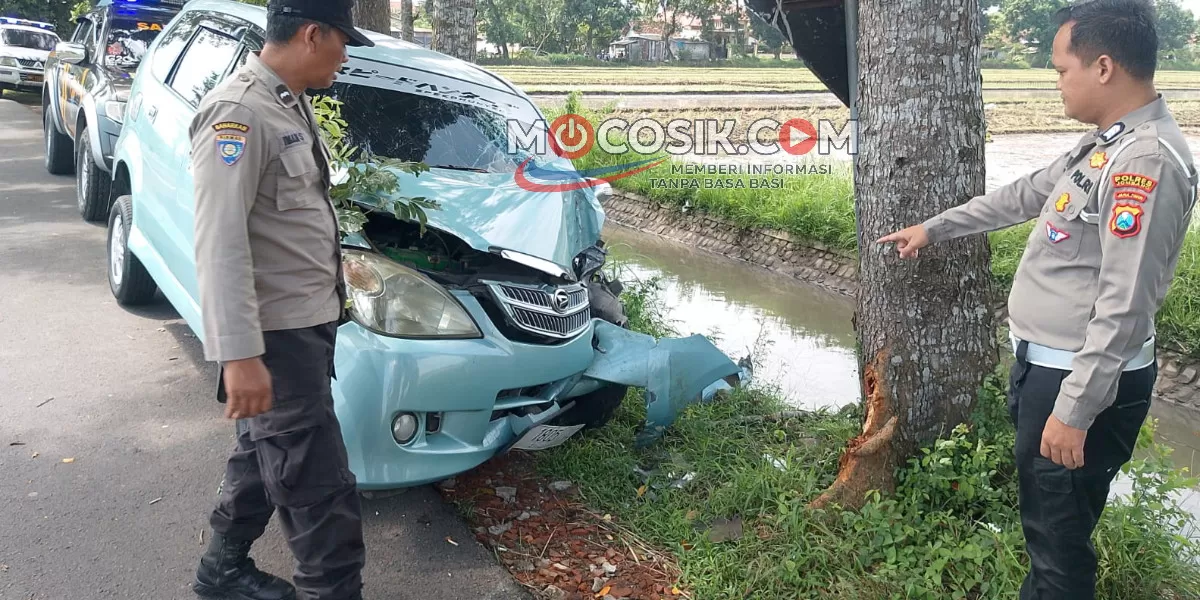 Kecelakaan tunggal mobil Xenia di Jalan Raya Japanan Gudo Jombang (dok.istimewa)