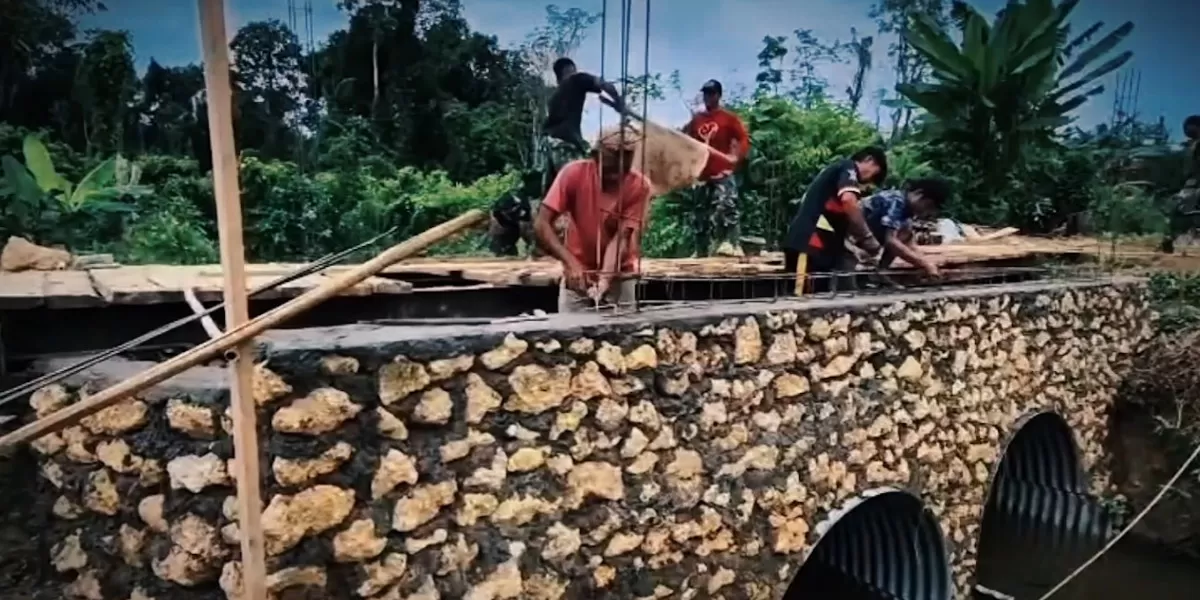 Jembatan kecil di atas Sungai Gumuzo, Kecamatan Alasa, Nias Utara, yang rusak akibat bencana banjir kini dibangun TNI (Promedia Teknologi Indonesia)