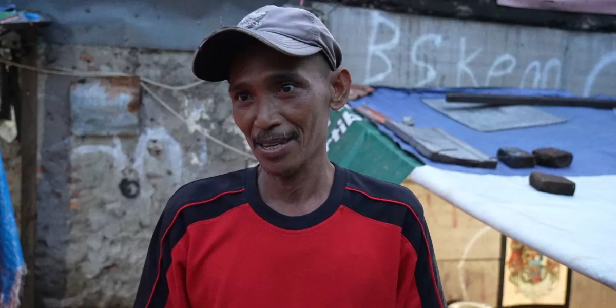 Wawan, seorang pengamen yang tinggal di lokasi mengaku terharu tatkala mengetahui Prabowo datang langsung untuk melihat kondisi tempat tinggal mereka (Promedia Teknologi Indonesia)