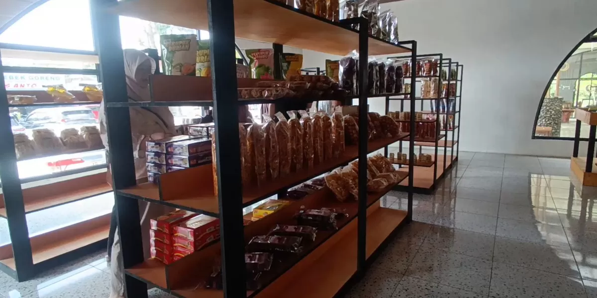 Suasana ini terlihat di Kampung Alit, toko oleh-oleh khas Karanganyar (Promedia Teknologi Indonesia)