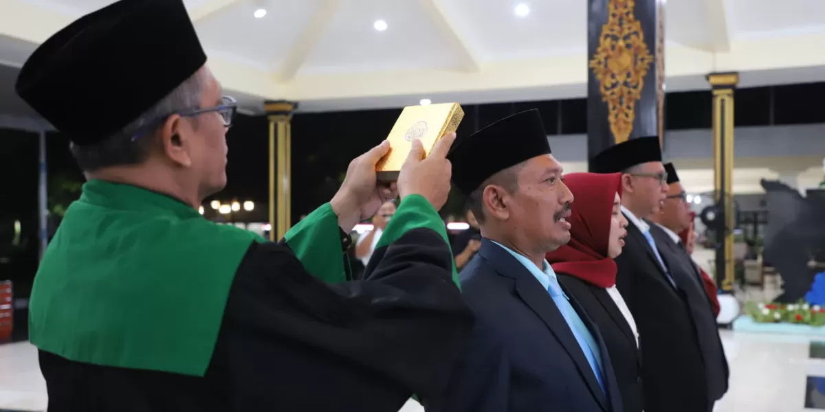Bupati Warsubi melantik 5 pejabat eselon II Pemkab Jombang (dok.istimewa)