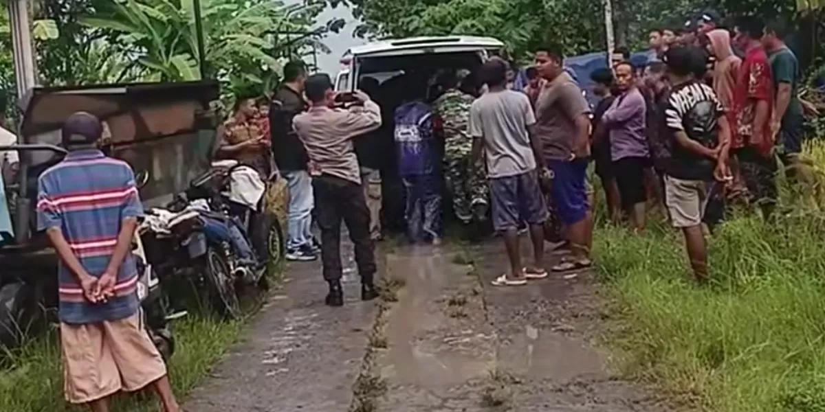 Seorang petani di Kesamben, Jombang tewas tersambar petir saat memanen padi di sawah (dok. Istimewa)