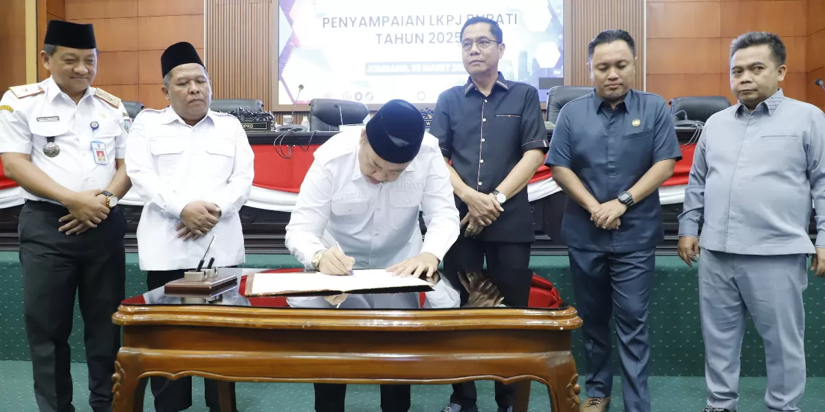 Bupati Warsubi menandatangani sejumlah capaian indikator pembangunan daerah pada tahun pertama pelaksanaan RPJMD Jombang 2025&ndash;2029 (dok.istimewa)