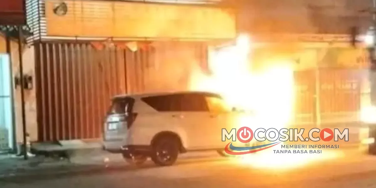 Mobil Innova milik warga terbakar di Jalan Raya Mojoagung, Jombang (dok.istimewa)