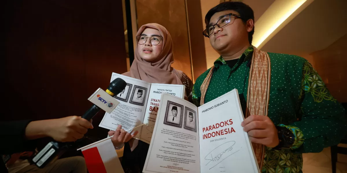 Seorang WNI bahkan berhasil mendapat tanda tangan di buku Strategi Transformasi Bangsa: Menuju Indonesia Emas 2045 (Promedia Teknologi Indonesia)