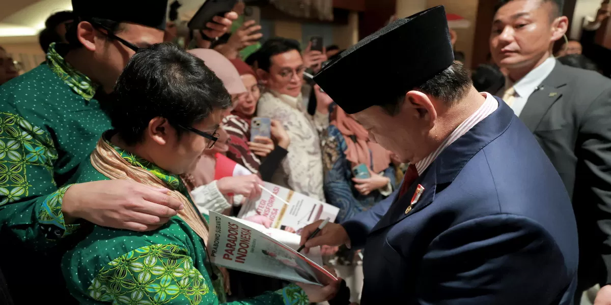 Diaspora Indonesia di Tokyo membawa buku Paradoks Indonesia untuk ditandatangani Prabowo Subianto (Promedia Teknologi Indonesia)