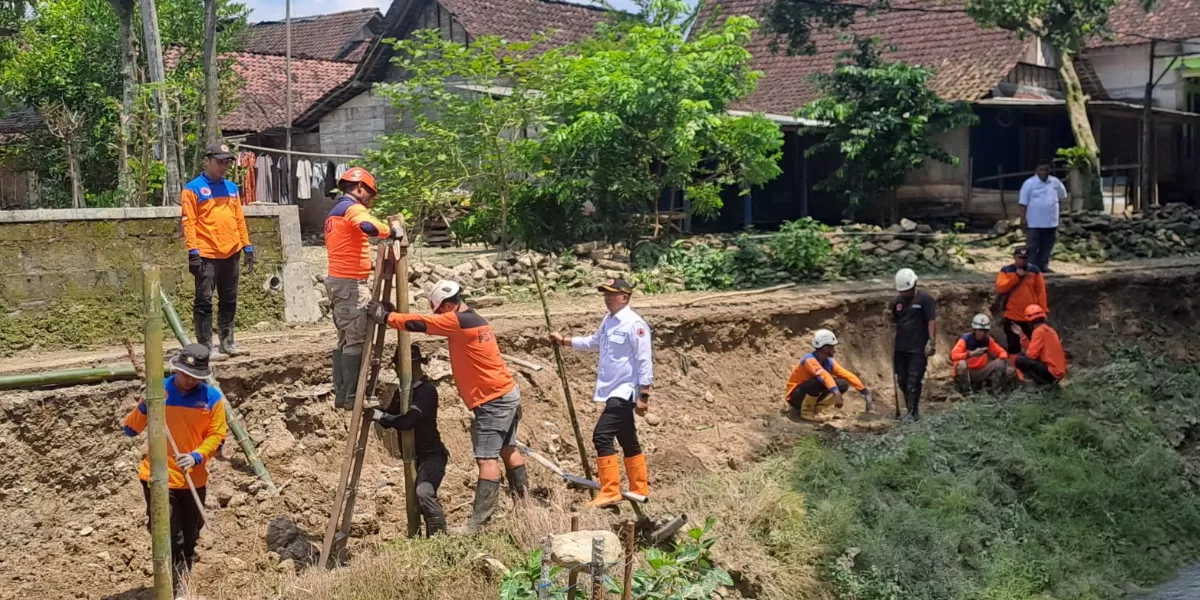 BPBD Jombang bersama warga Desa Klitih, Plandaan melakukan penanganan darurat tanggul sungai jebol akibat hujan deras (dok.istimewa)