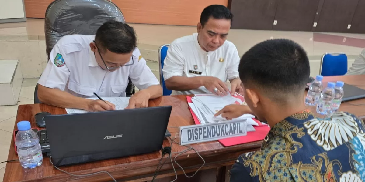 Dispendukcapil Jombang memeriksa keabsahan dokumen kependudukan calon Bintara Polri di Polres Jombang  (dok.istimewa)