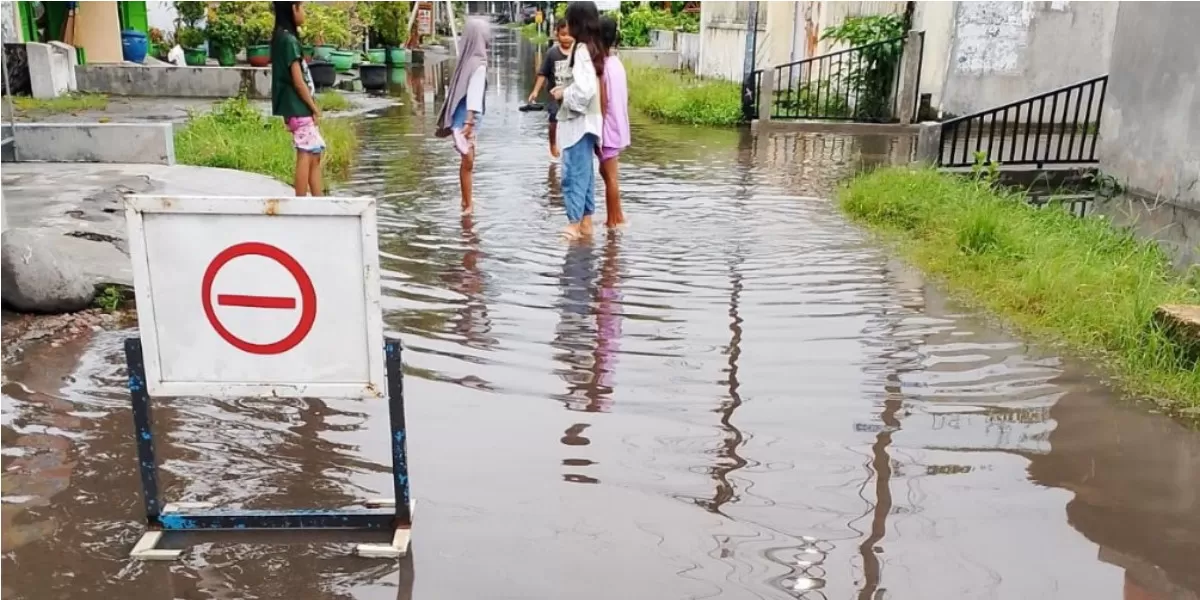 BPBD Jombang menangani banjir luapan di Desa Peterongan dan Carangrejo akibat hujan deras (BPBD Jombang)