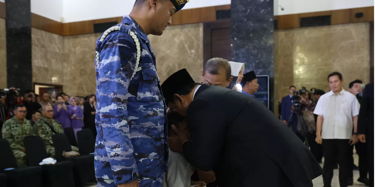 Momen Prabowo terlihat mencium dan menyapa anak-anak prajurit yang gugur (Promedia Teknologi Indonesia)