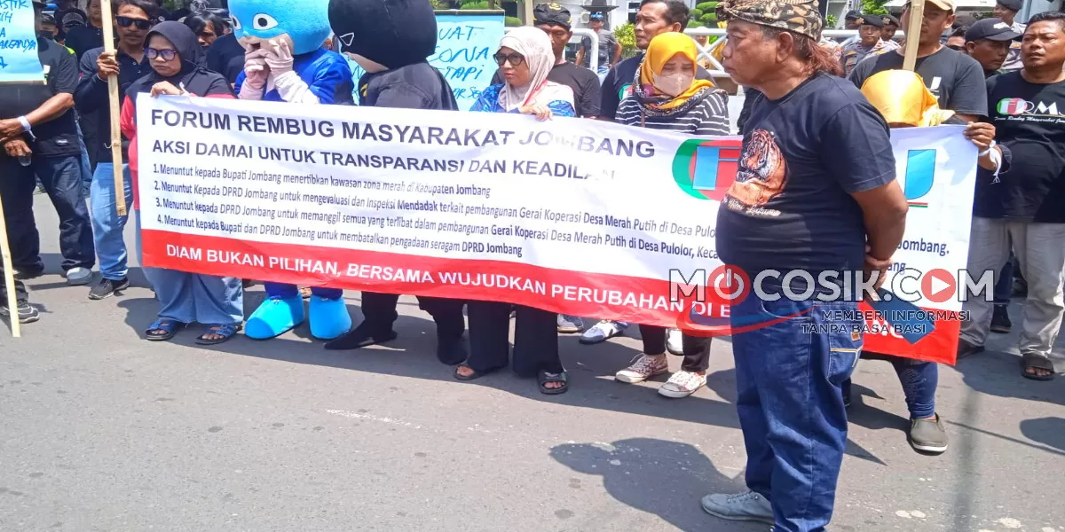 LSM FRMJ menggelar aksi unjuk rasa di Jombang, menyoroti dugaan pelanggaran zona merah hingga rencana pengadaan seragam DPRD tahun 2026 (Rudiyanto)