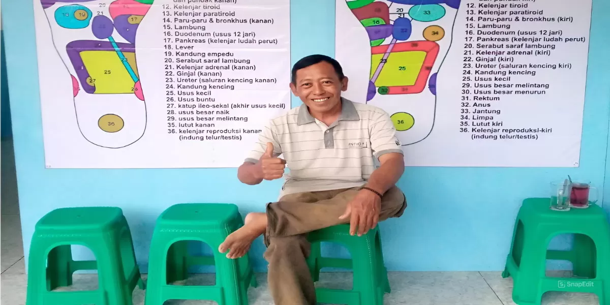 Winarto, pegawai Dishub Jombang dikenal sebagai terapis totok saraf yang membantu pasien stroke hingga saraf terjepit  (Rudiyanto)