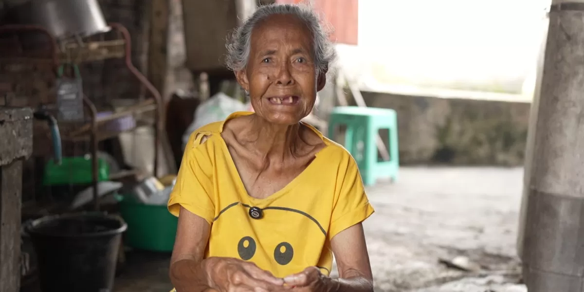 Di usia senjanya yang telah menginjak 74 tahun, Ibu Welas tak lagi mampu berjualan sayur keliling seperti dulu (Promedia Teknologi Indonesia)