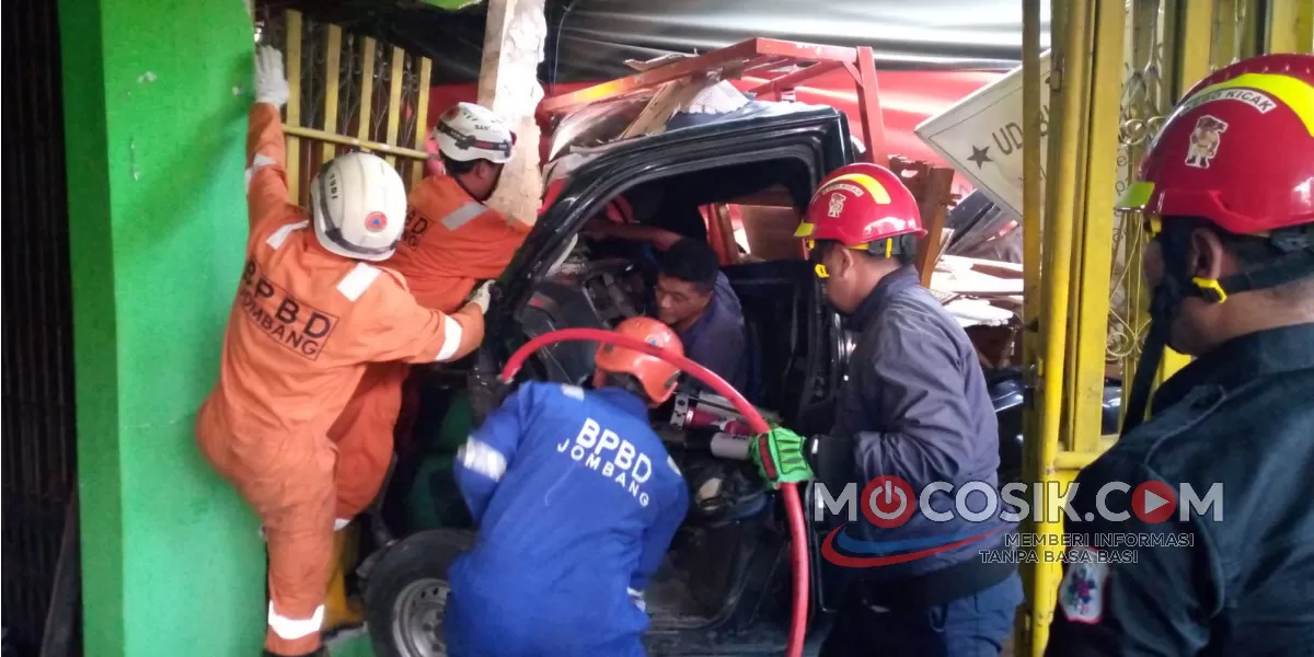 Kecelakaan Grand Max dan truk tronton terjadi di Jalan Raya Janti Jogoroto Jombang (dok.istimewa)