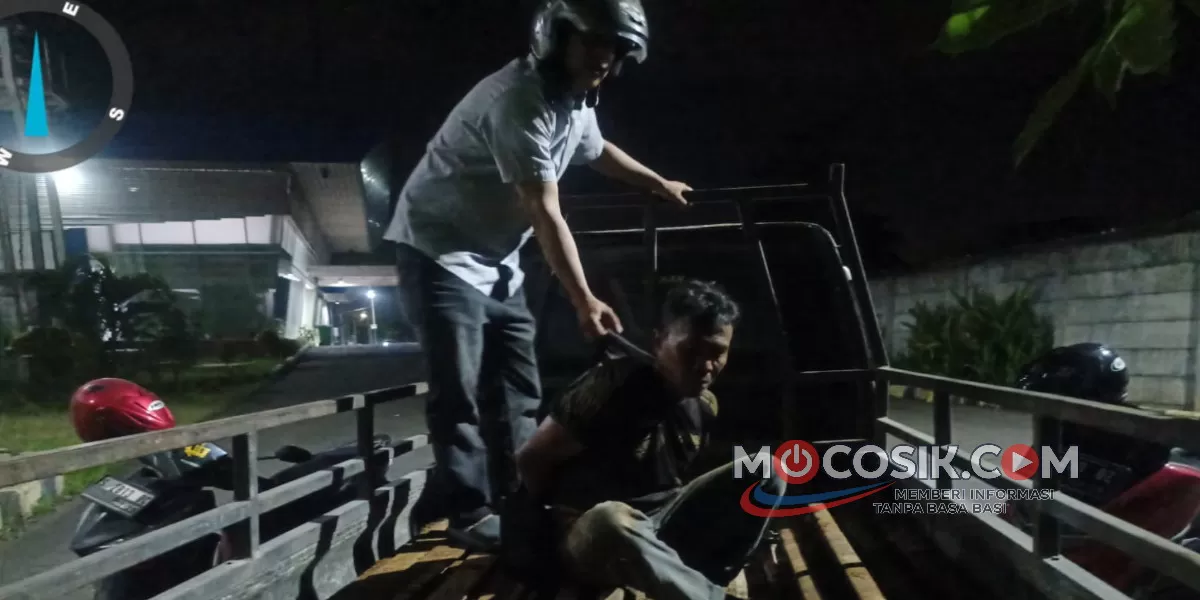 Polsek Sumobito menangkap dua pelaku pencurian 25 batang rel kereta api bekas pagar di Stasiun Curahmalang, Jombang (dok.istimewa)