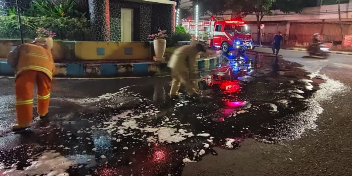 Damkar Jombang Sigap Tangani Tumpahan Oli di Ringin Contong (BPBD Jombang)