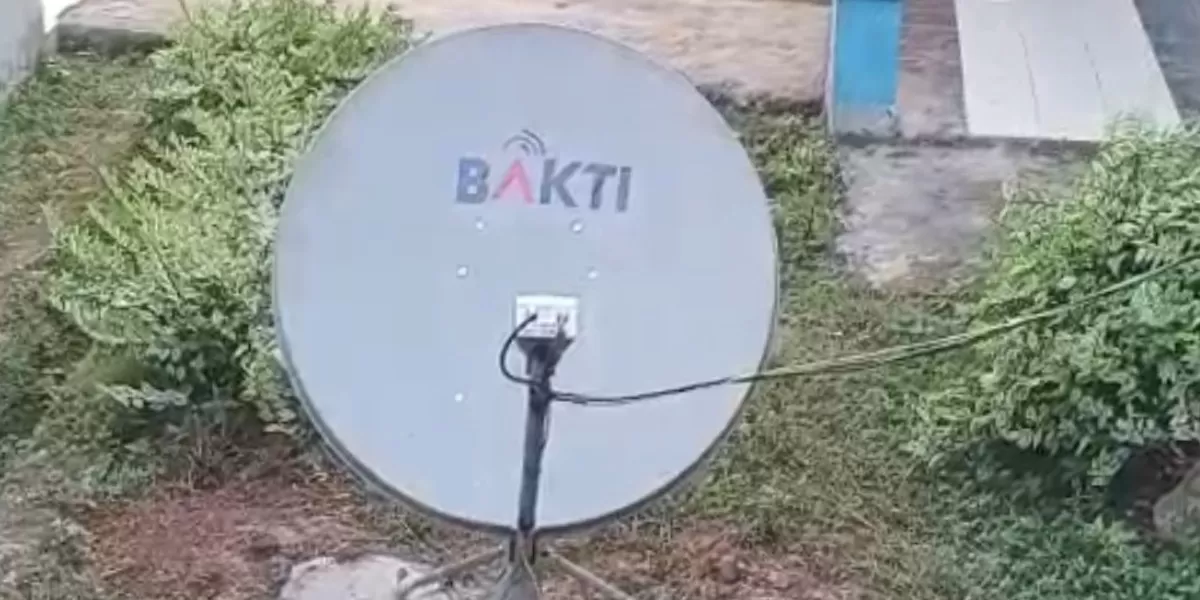 Siswa SMPN 03 Lambitu kini bisa internetan di sekolah berkat Satelit Satria-1, tak perlu lagi naik bukit untuk akses belajar online (Promedia Teknologi Indonesia)