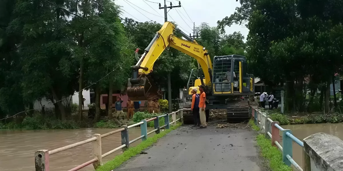 Dinas PUPR Jombang bergerak cepat menerjunkan excavator tangani banjir akibat luapan afvoer (dok.istimewa)